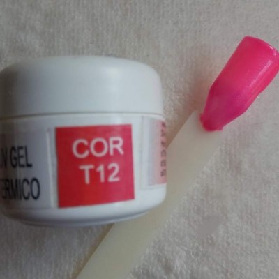 Frasco de gel para unhas branco com etiqueta vermelha e amostra rosa