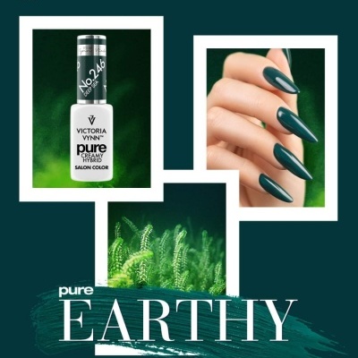 Frasco de verniz Victoria Vynn No. 246, unhas pintadas verde escuro e plantas verdes ao fundo