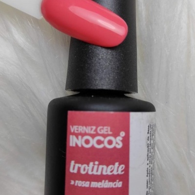 Frasco preto de verniz gel INOCOS cor rosa melância com amostra da cor
