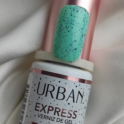 Frasco de verniz gel branco com tampa rosa e amostra verde com pontos pretos