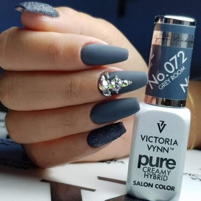 Unhas com verniz cinzento mate e decoração com pedras brilhantes ao lado de verniz Victoria Vynn