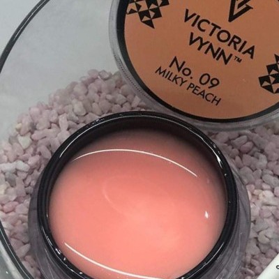 Gel construção unhas Victoria Vynn Milky Peach numa tigela com pedras cor-de-rosa