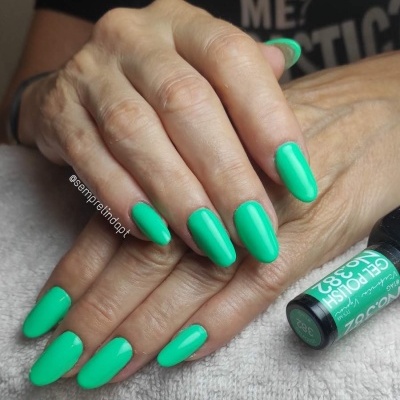 Unhas pintadas de verde vibrante com frasco de verniz GEL POLISH 0238