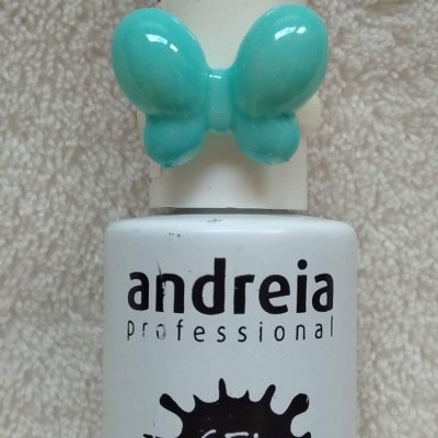 Frasco branco de verniz gel para unhas Andreia Professional com laço turquesa na tampa