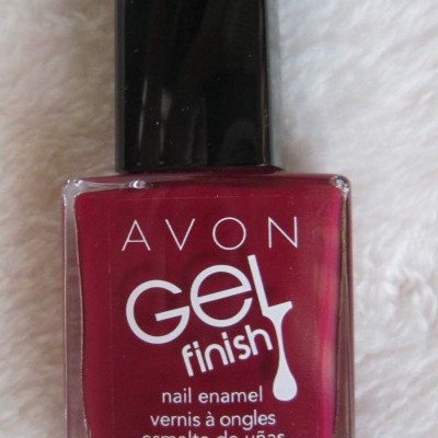 Frasco de verniz de unhas vermelho AVON Gel Finish com tampa preta