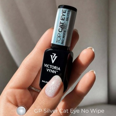 Frasco de verniz de unhas preto Victoria Vynn com rótulo azul claro e unha decorada com glitter prateado