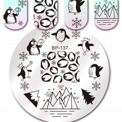 Placa metálica de carimbo para unhas com desenhos de pinguins, flocos de neve e montanhas em branco e preto, e prévias de unhas decoradas.