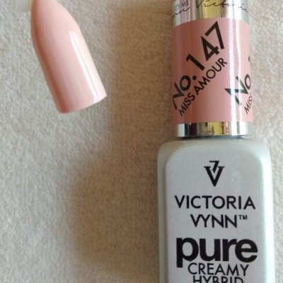 Verniz Victoria Vynn rosa claro com unha artificial pintada