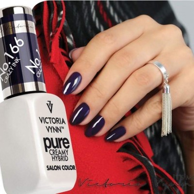 Verniz gel Victoria Vynn e mãos com unhas azuis e anel prateado