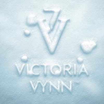 Logótipo em relevo Victoria Vynn em fundo claro.