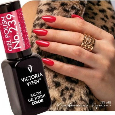 Mão com unhas vermelhas segurando casaco animal print ao lado de frasco de verniz gel Victoria Vynn
