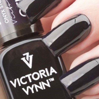Verniz de gel preto da marca Victoria Wynn em unhas pintadas