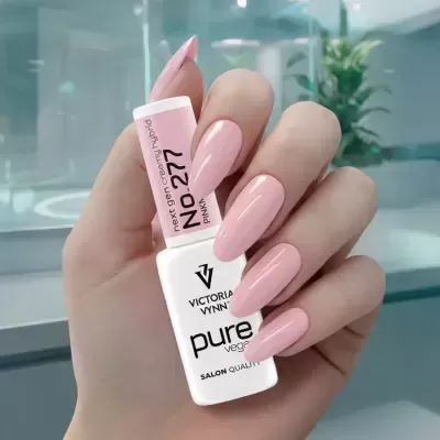 Unhas pintadas de rosa claro segurando frasco de verniz Victoria Vynn Pure Veg