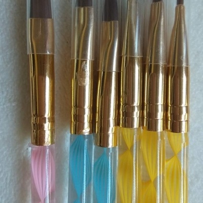 Cinco pincéis de pintura com cerdas castanhas, virolas douradas e cabos coloridos torcidos