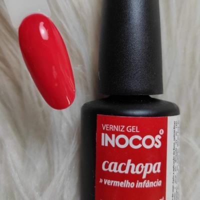 Verniz gel vermelho INOCOS 'cachopa' com amostra da cor e embalagem preta