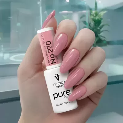 Verniz de unhas Victoria Vynn Pure Vegan cor rosa com unhas pintadas na mão