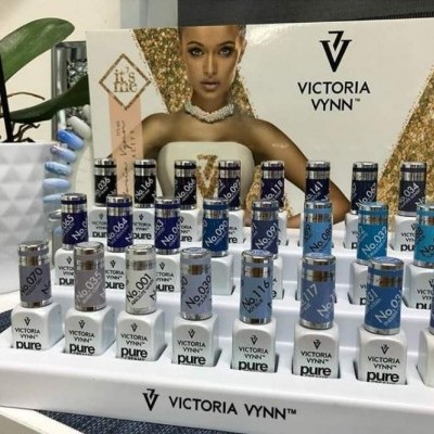 Expositor com esmaltes de unhas VICTORIA VYNN em várias cores neutras e azuis