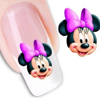 Unha com decalque da personagem Minnie Mouse com laço rosa