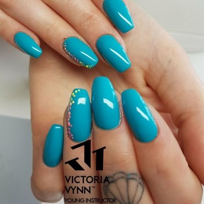 unhas azuis turquesa com detalhes coloridos e texto Victoria Wynn