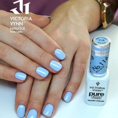 Mãos com unhas pintadas de verniz azul claro Victoria Vynn