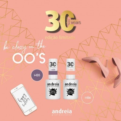 frascos de verniz gel para unhas Andreia Professional edição limitada 30 anos com sapatos e telemóvel num fundo rosa