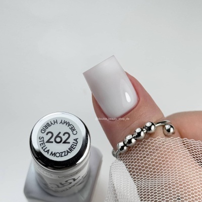 Verniz de unhas branco com rótulo e unha pintada, mão com anel prateado