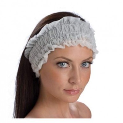 Faixa de cabelo branca franzida usada por mulher de cabelo castanho escuro