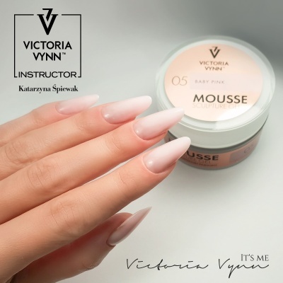 Mãos com unhas rosa bebé e frasco de gel para unhas Victoria Vynn