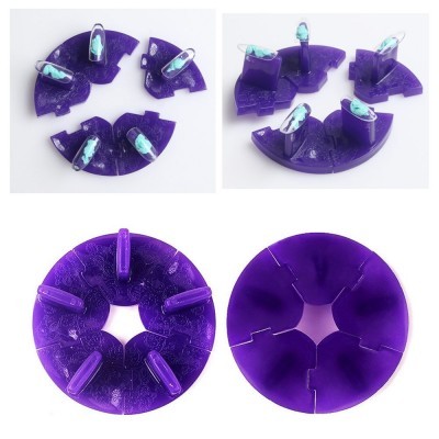 Peça circular roxa translúcida com peças azuis esverdeadas ajustadas