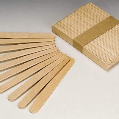 Hastes de madeira para sorvete empacotadas e abertas sobre fundo branco.