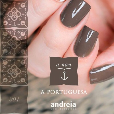 Unhas castanho escuro brilhante com embalagem de verniz à esquerda