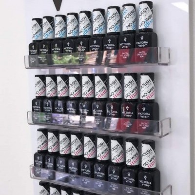 Prateleira com frascos de verniz de unhas VICTORIA VYNN