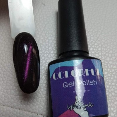 Frasco de verniz gel para unhas COLORFUL Gel Polish e amostra da cor preta com reflexo roxo.