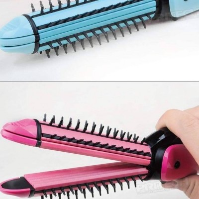 Escova modeladora de cabelo azul e rosa com cerdas pretas, segurada por uma mão