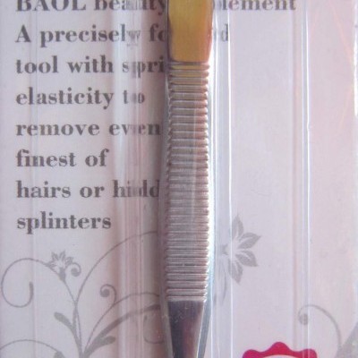 Pinça metálica para beleza embalada em cartão com texto e gráficos