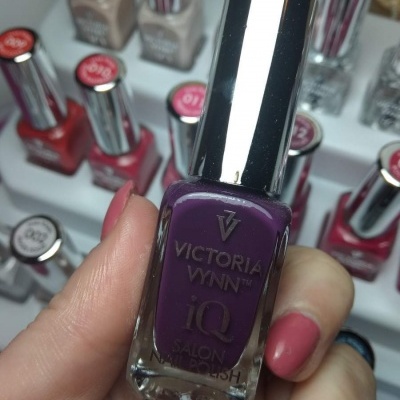 Verniz de unhas roxo Victoria Vynn iQ com tampa prateada e texto dourado
