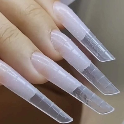 Unhas artificiais transparentes compridas com brilho e formato quadrado chanfrado