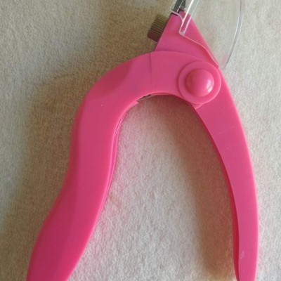 Cortador de unhas rosa com lâmina metálica e proteção plástica