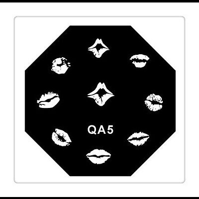 Placa de carimbo para unhas preta com desenhos de lábios brancos e texto QA5