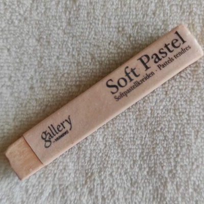 Bastão de pastel macio bege da marca Gallery Milano com embalagem de papel reciclável sobre tecido claro texturizado