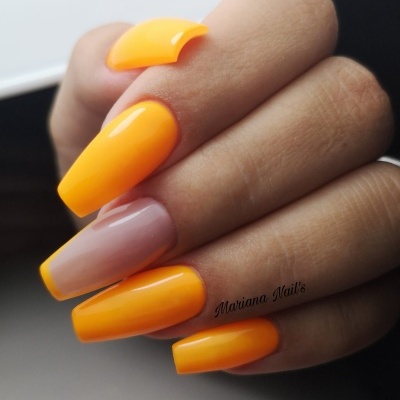 Unhas postiças com verniz amarelo vibrante e detalhe nude com ponta amarela