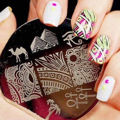 Disco metálico redondo para carimbos de unhas com desenhos egípcios e mão com unhas decoradas