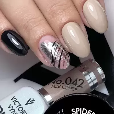 Unhas pintadas com verniz colorido e frascos de verniz próximos