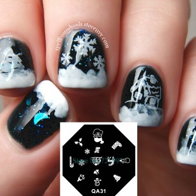 Unhas decoradas com motivos de inverno em branco sobre fundo preto.