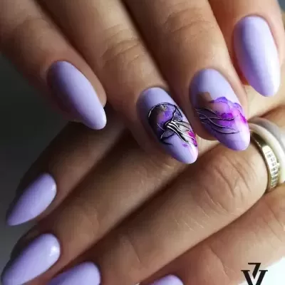 Unhas decoradas lilás com desenho de águas-vivas e anel prateado
