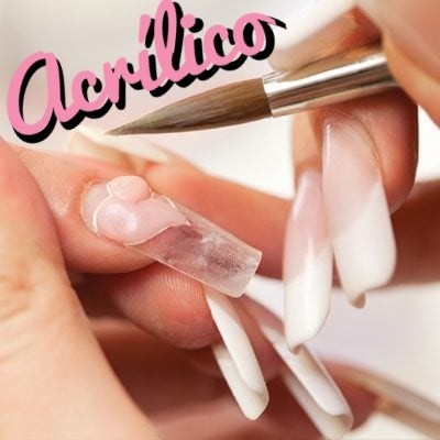 Aplicação de acrílico em unhas postiças brancas com pincel fino