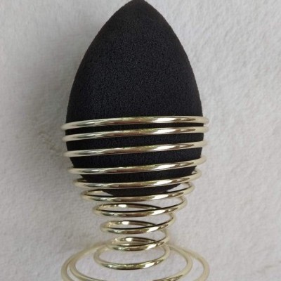 Esponja preta de maquilhagem com suporte metálico prateado em espiral