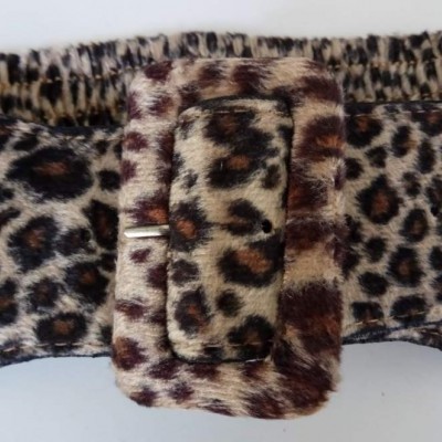 Cinto largo com padrão de pele de leopardo e fivela revestida