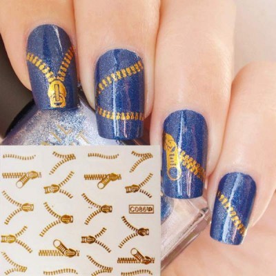 Unhas com verniz azul cintilante e decalques adesivos de zíperes dourados