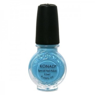 Frasco de verniz de unhas azul claro com tampa preta da marca KONAD.
